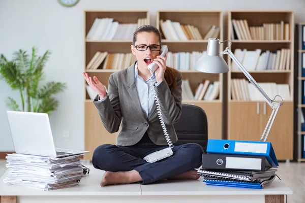 Occupé femme d'affaires en colère assis sur le bureau dans le bureau — Photo