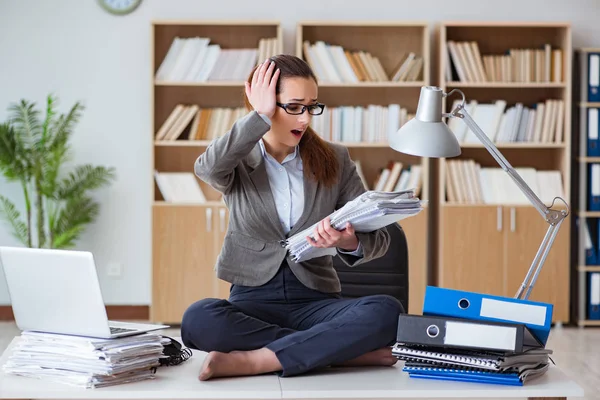 Ofisteki masada oturan kızgın iş kadını.