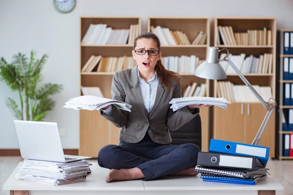 Occupata donna d'affari arrabbiata seduta sulla scrivania in ufficio — Foto Stock