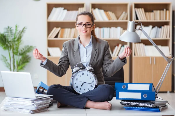 İş kadını ofiste meditasyon yapıyor. — Stok fotoğraf