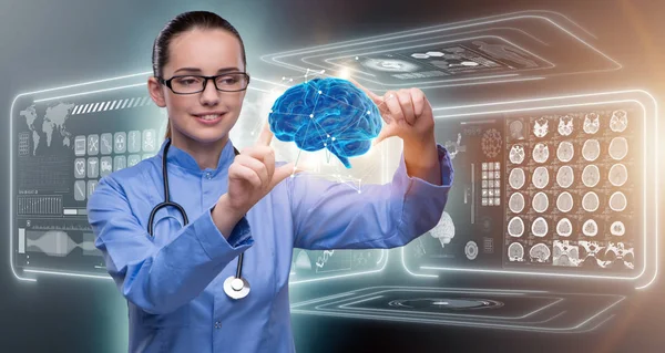 Doctora con cerebro en concepto médico —  Fotos de Stock