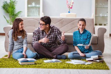 Üniversite sınavlarına hazırlanan öğrenciler