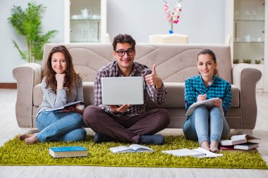 Üniversite sınavlarına hazırlanan öğrenciler