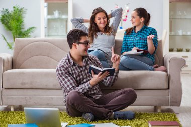 Üniversite sınavlarına hazırlanan öğrenciler