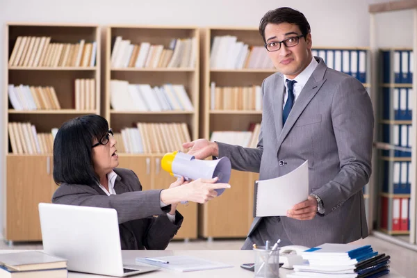 Jefe enojado reprendiendo empleado subordinado — Foto de Stock