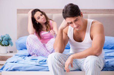 Erkek koca hamilelik testi sonuçlarına üzülüyor.