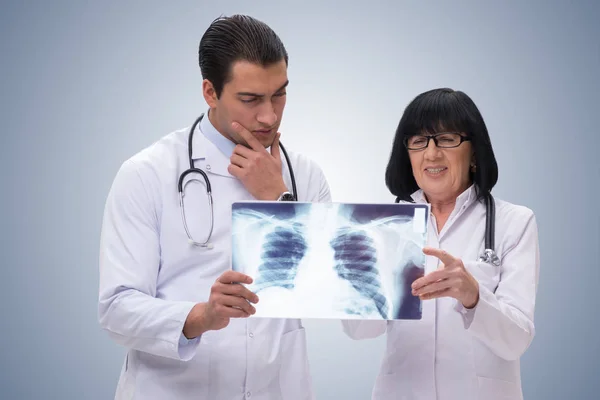 Two doctors looking at x-ray image — Stock Photo, Image