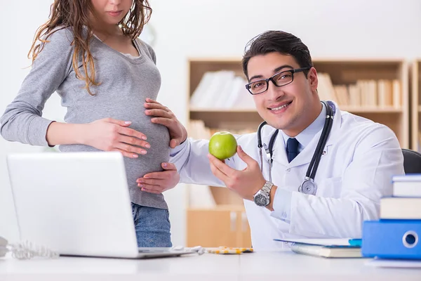 Mujer embarazada que visita al médico para consulta — Foto de Stock