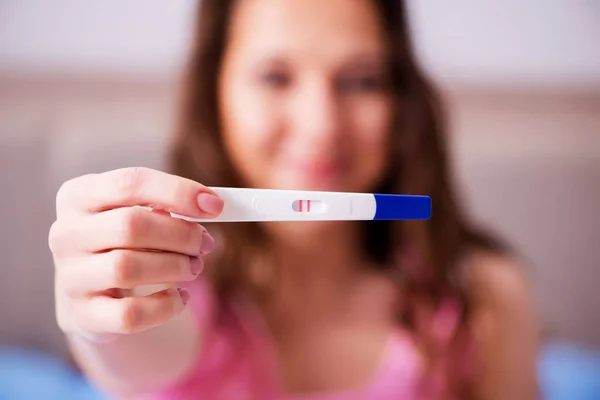 Kobieta odkrywa pozytywny wynik testu ciążowego — Zdjęcie stockowe