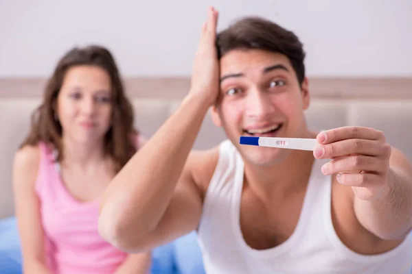 Щаслива пара дізнається про результати тесту на вагітність — стокове фото
