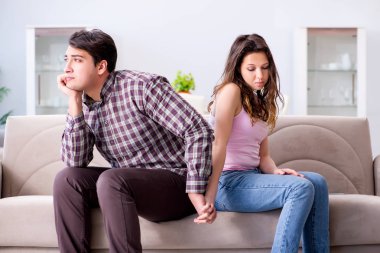 Parçalanmış ilişki konseptinde genç bir aile
