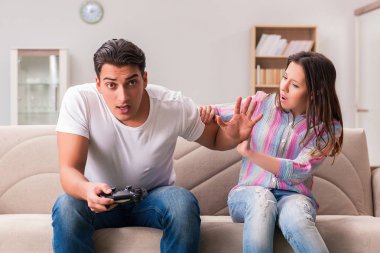 Bilgisayar oyunları bağımlılığından muzdarip genç aile