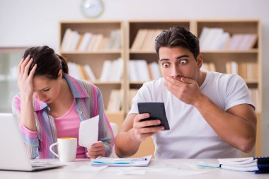 Genç aile aile aile mali durumunu tartışıyor