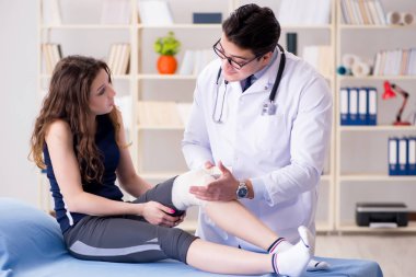 Travmatolog hastayla ilgileniyor.