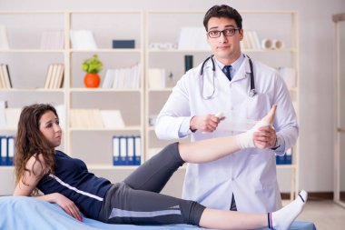 Travmatolog hastayla ilgileniyor.