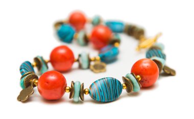 Whtie arka plan üzerinde izole zarif mücevherler