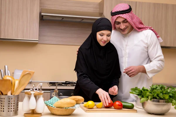 Familia árabe joven en la cocina —  Fotos de Stock