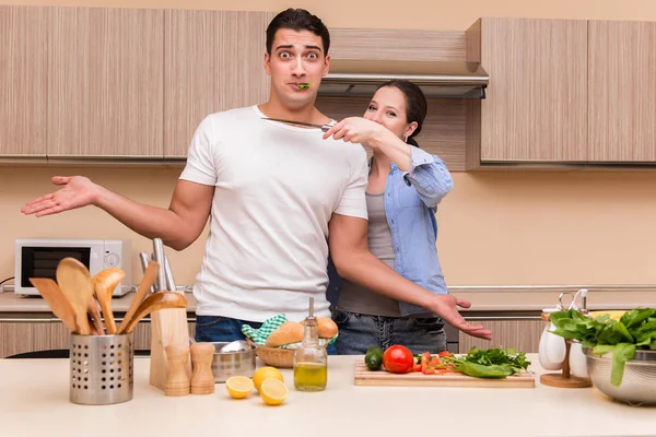 Jovem família na cozinha — Fotografia de Stock