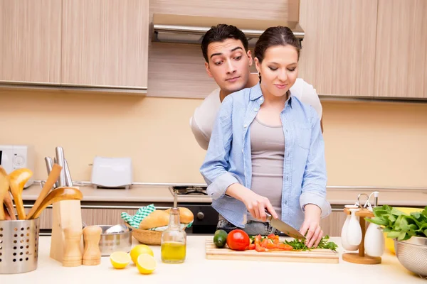 Jovem família na cozinha — Fotografia de Stock