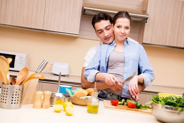 Jeune famille dans la cuisine — Photo