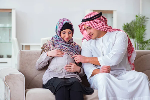 Ung arabisk muslimsk familj med gravid fru väntar barn — Stockfoto