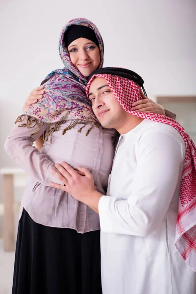 Mladý arabský muslim rodina s těhotnou ženou čeká dítě — Stock fotografie