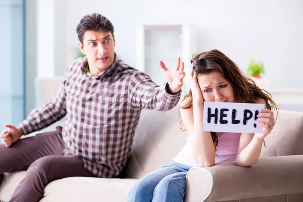 Familia joven en concepto de relación rota —  Fotos de Stock