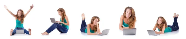 Junge Frau arbeitet am Laptop — Stockfoto