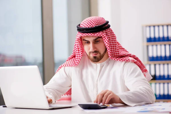 Arabisk affärsman som arbetar med dator — Stockfoto