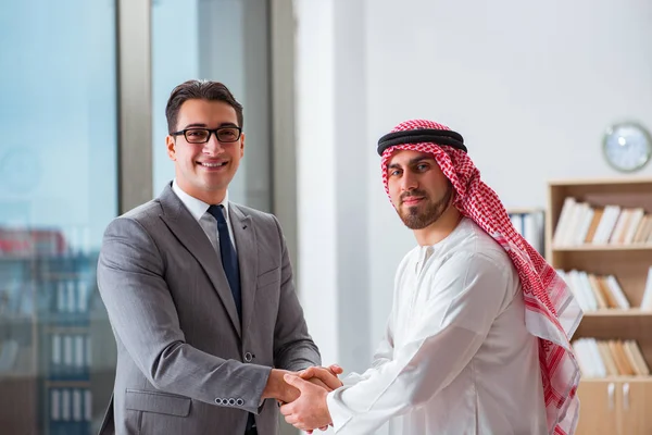 Vielfältiges Geschäftskonzept mit arabischem Geschäftsmann — Stockfoto