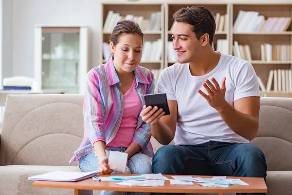 Família jovem discutindo finanças familiares — Fotografia de Stock