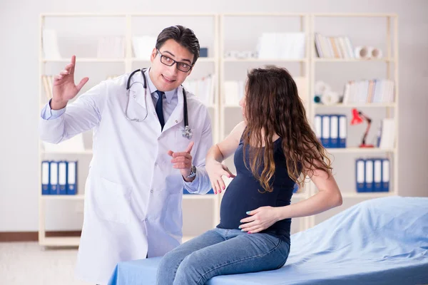 Medico esaminando paziente donna incinta — Foto Stock