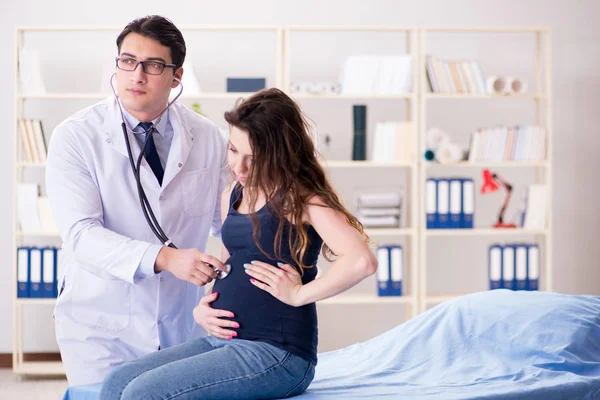 Orvosi vizsgálat terhes nő beteg — Stock Fotó