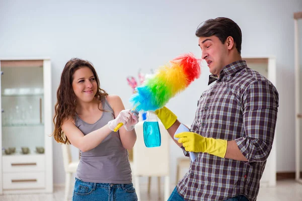 Жена и муж делают уборку дома — стоковое фото