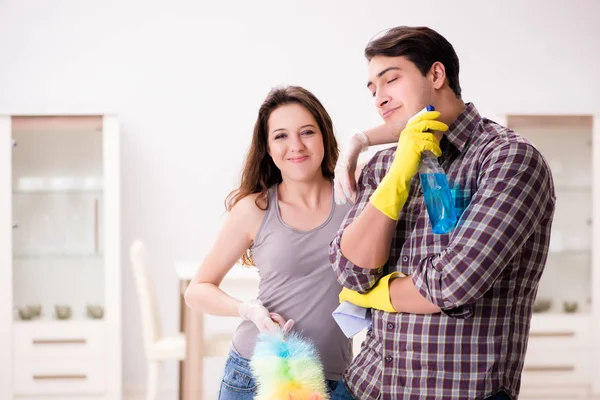 Karı koca evde temizlik yapıyor. — Stok fotoğraf