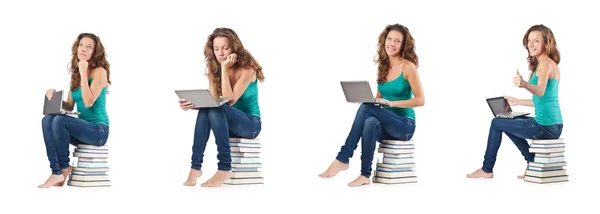 Estudiante con netbook sentado en libros — Foto de Stock