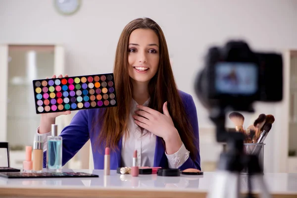 Beauty fashion blogger recording video for blog — Stock Photo, Image