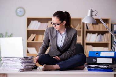 Ofisteki masada oturan kızgın iş kadını.
