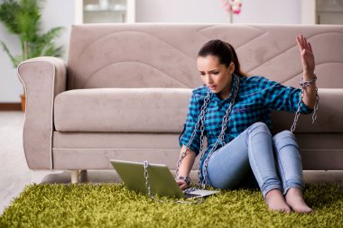 Dizüstü bilgisayara ve internete bağımlı genç kız