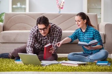 Üniversite sınavlarına hazırlanan öğrenciler