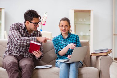 Üniversite sınavlarına hazırlanan öğrenciler