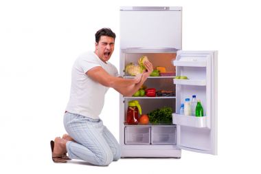 Adamın yanında buzdolabı kadar dolu