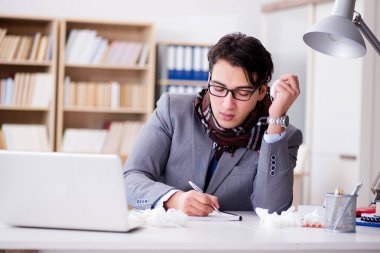 Hasta iş adamı ofiste.