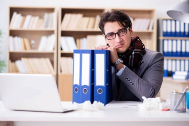 Hasta iş adamı ofiste.