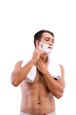 Yakışıklı adam, beyazın üzerinde tek başına tıraş oluyor.