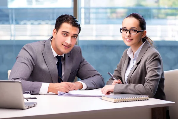 Empresarios discutiendo en la oficina — Foto de Stock