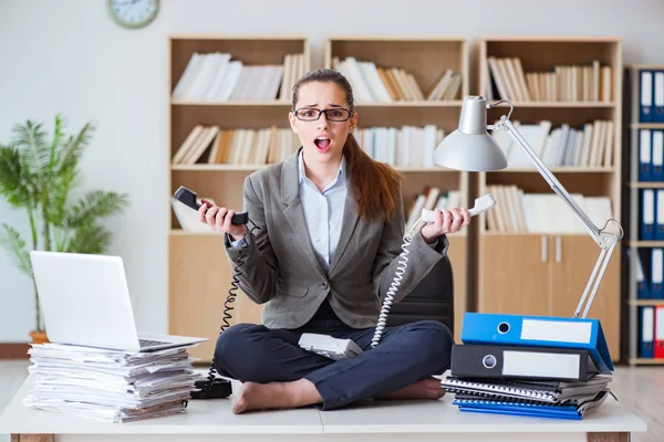 Ofisteki masada oturan kızgın iş kadını.