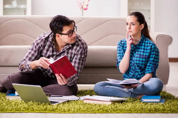 Studenter som förbereder sig för universitetsprov — Stockfoto