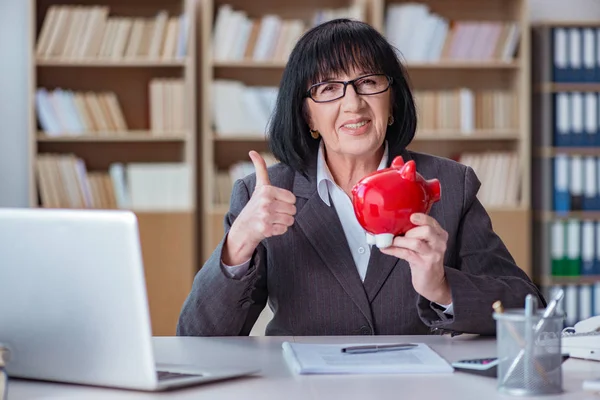 Gammal affärskvinna som arbetar på kontoret — Stockfoto