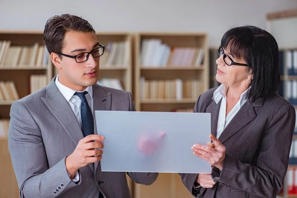 Empresarios discutiendo resultados empresariales en tableta — Foto de Stock